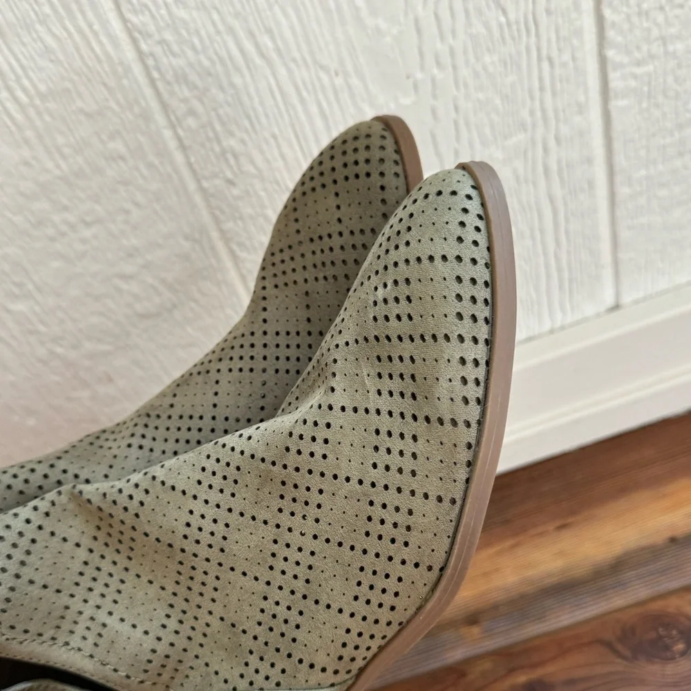 Francesca’s olive green booties size 8 1/2m